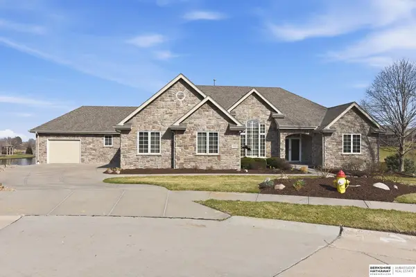 4802 Lakeside Circle, Papillion, NE 68133