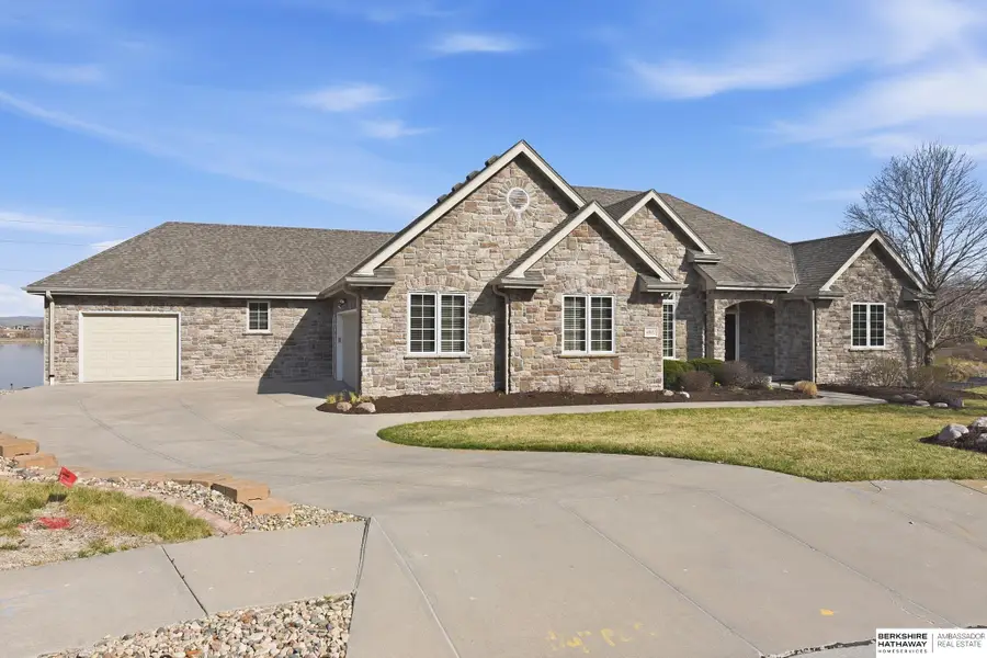 4802 Lakeside Circle, Papillion, NE 68133 - #2
