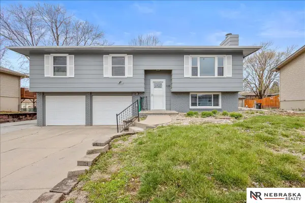 725 N 10th Avenue, Blair, NE 68008
