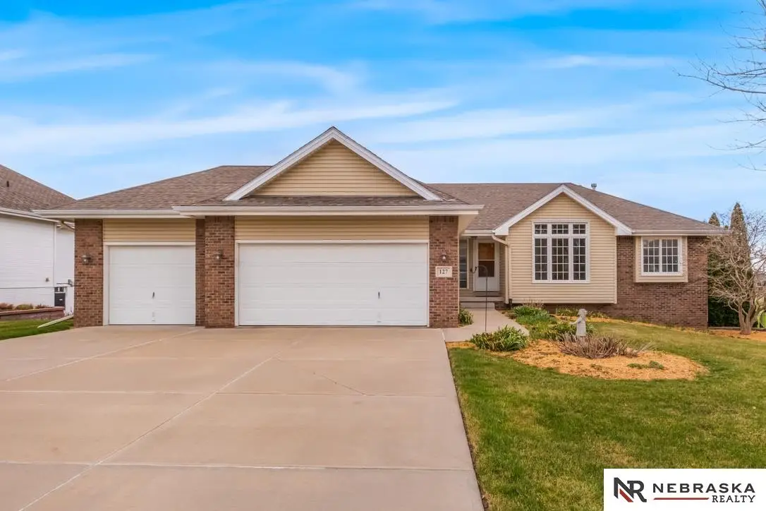 127 Longwood Drive, Papillion, NE 68133 - #1