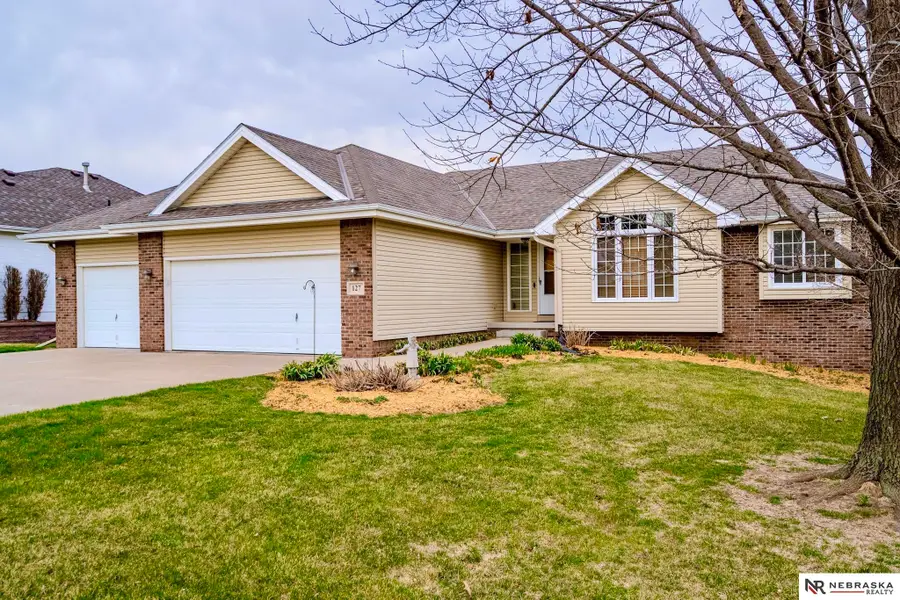 127 Longwood Drive, Papillion, NE 68133 - #3