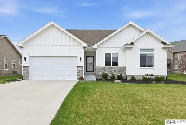 2205 Park Crest Drive, Papillion, NE 68133