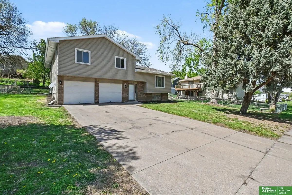 906 Overland Trail, Papillion, NE 68046 - #1