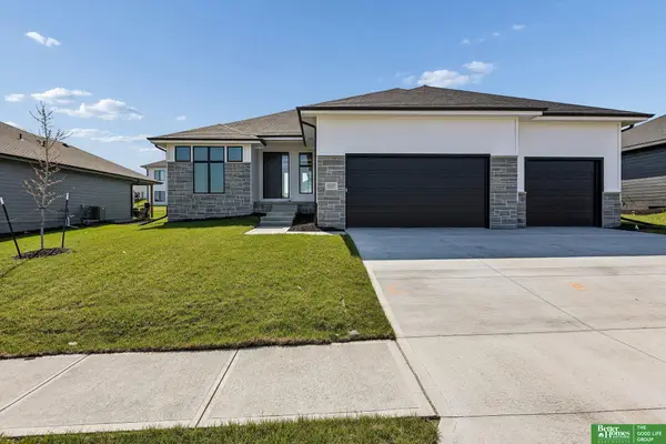 12375 Lake Vista Drive, Papillion, NE 68046