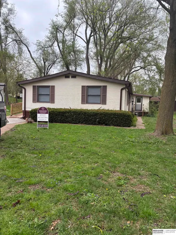 7631 N 101 Plaza, Omaha, NE 68122