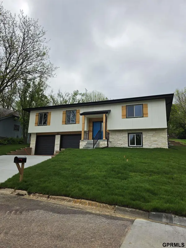 5129 Raven Oaks Drive, Omaha, NE 68152