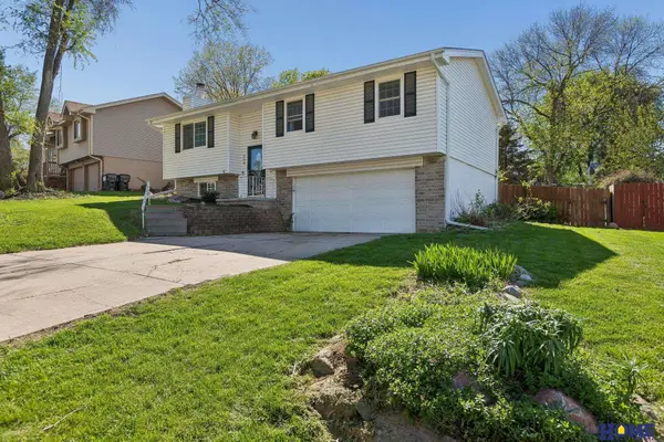 304 Flint Circle, Papillion, NE 68046