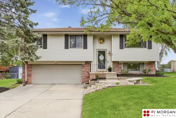 7717 Cottonwood Avenue, La Vista, NE 68128