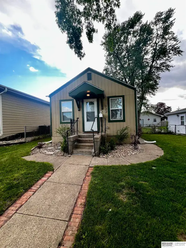 332 S Adams Street, Papillion, NE 68046