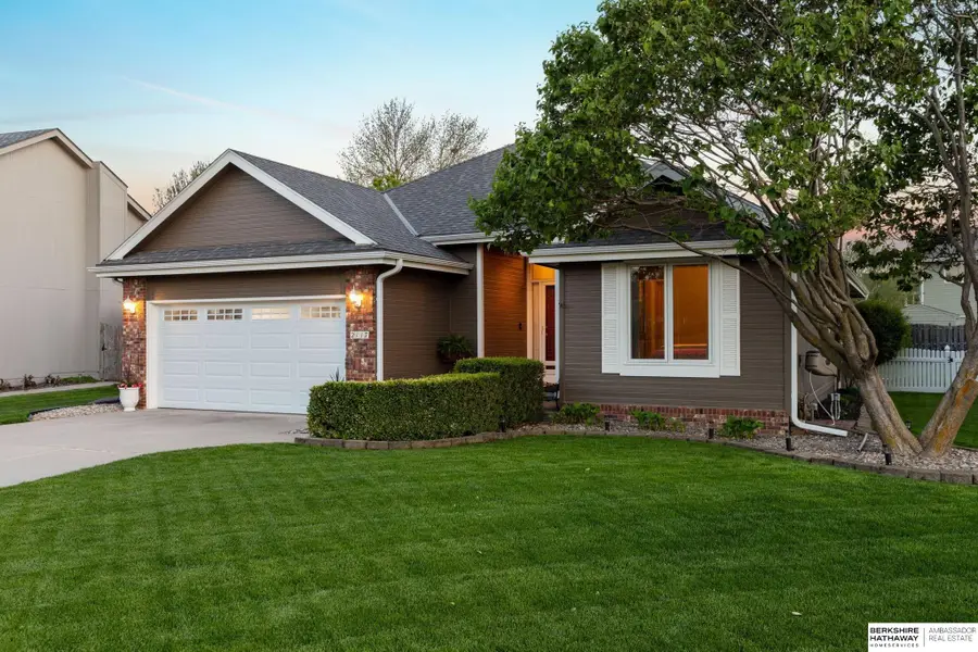 2117 Leigh Street, Papillion, NE 68133 - #2
