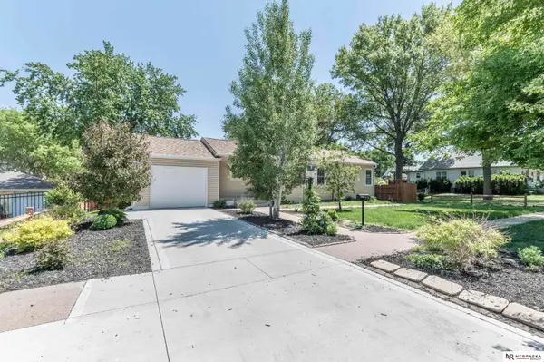 719 S Adams Street, Papillion, NE 68046
