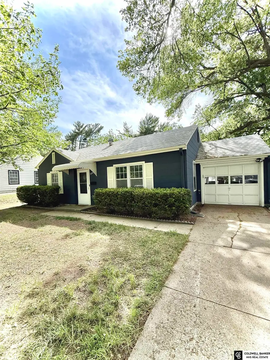3045 S 42nd Street, Lincoln, NE 68506 - #3