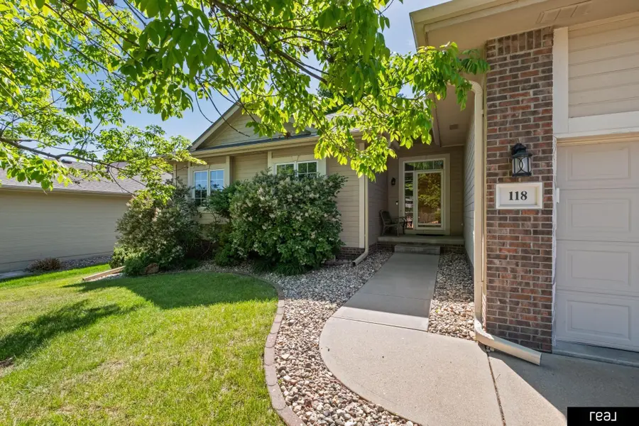 118 Castle Pine Drive, Papillion, NE 68133 - #2