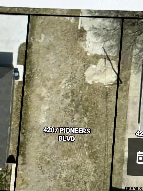 4207 Pioneers Boulevard, Lincoln, NE 68506
