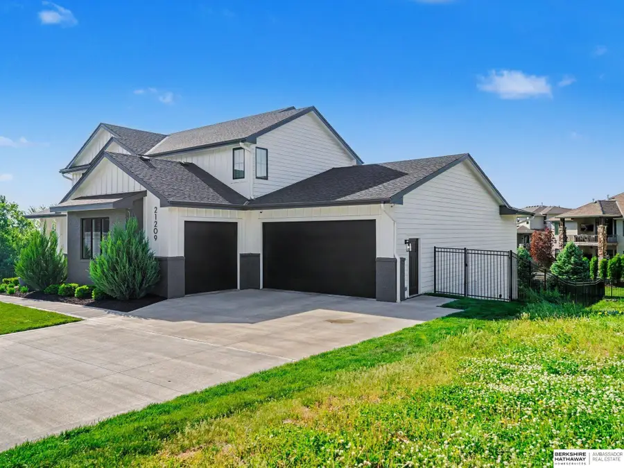 21209 Walnut Circle, Elkhorn, NE 68022 - #3