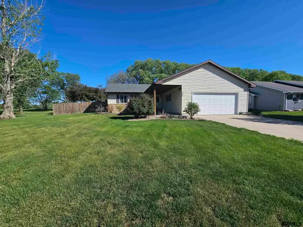 120 Crooked Creek Circle, Clay Center, NE 68933
