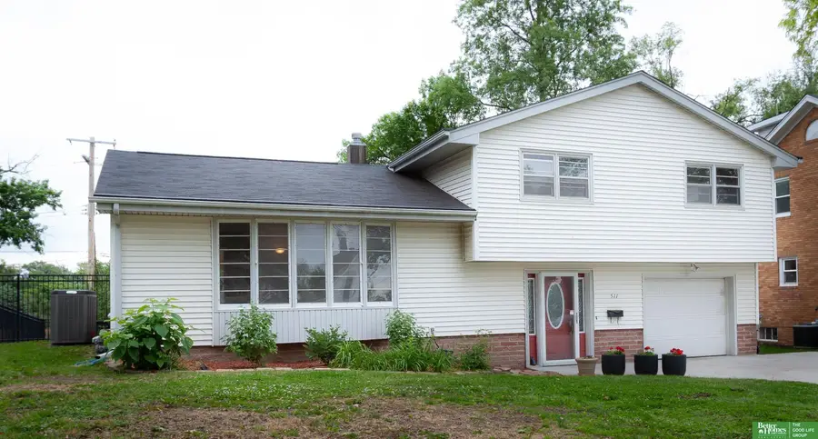 511 N Grandview Avenue, Papillion, NE 68046 - #2