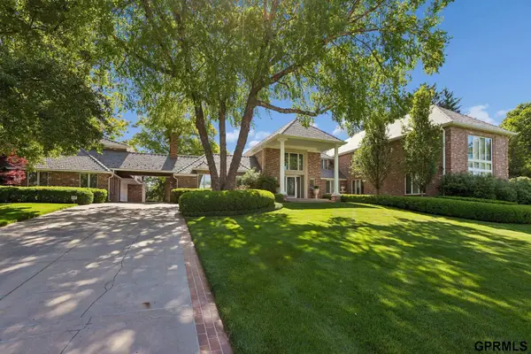 843 S 96 Street, Omaha, NE 68114