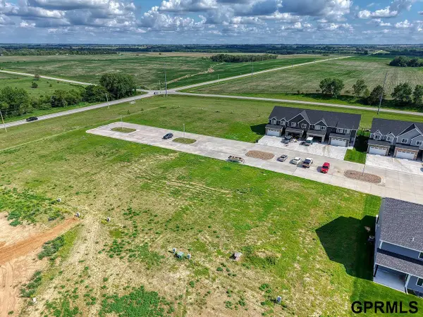 1962 Titan Place, Hickman, NE 68372