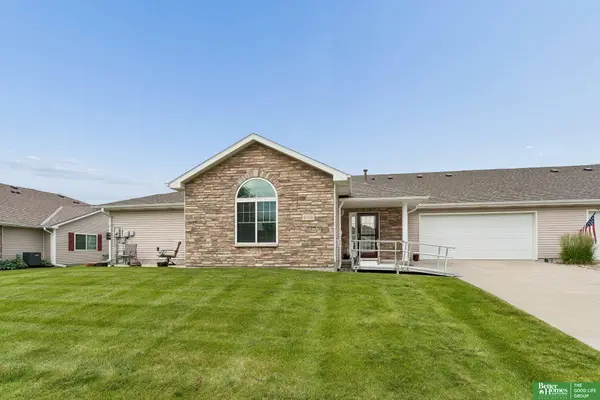 8706 N 160 Plaza, Bennington, NE 68007