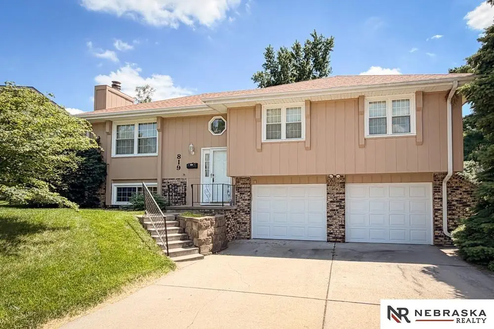 819 Crest Drive, Papillion, NE 68046 - #1