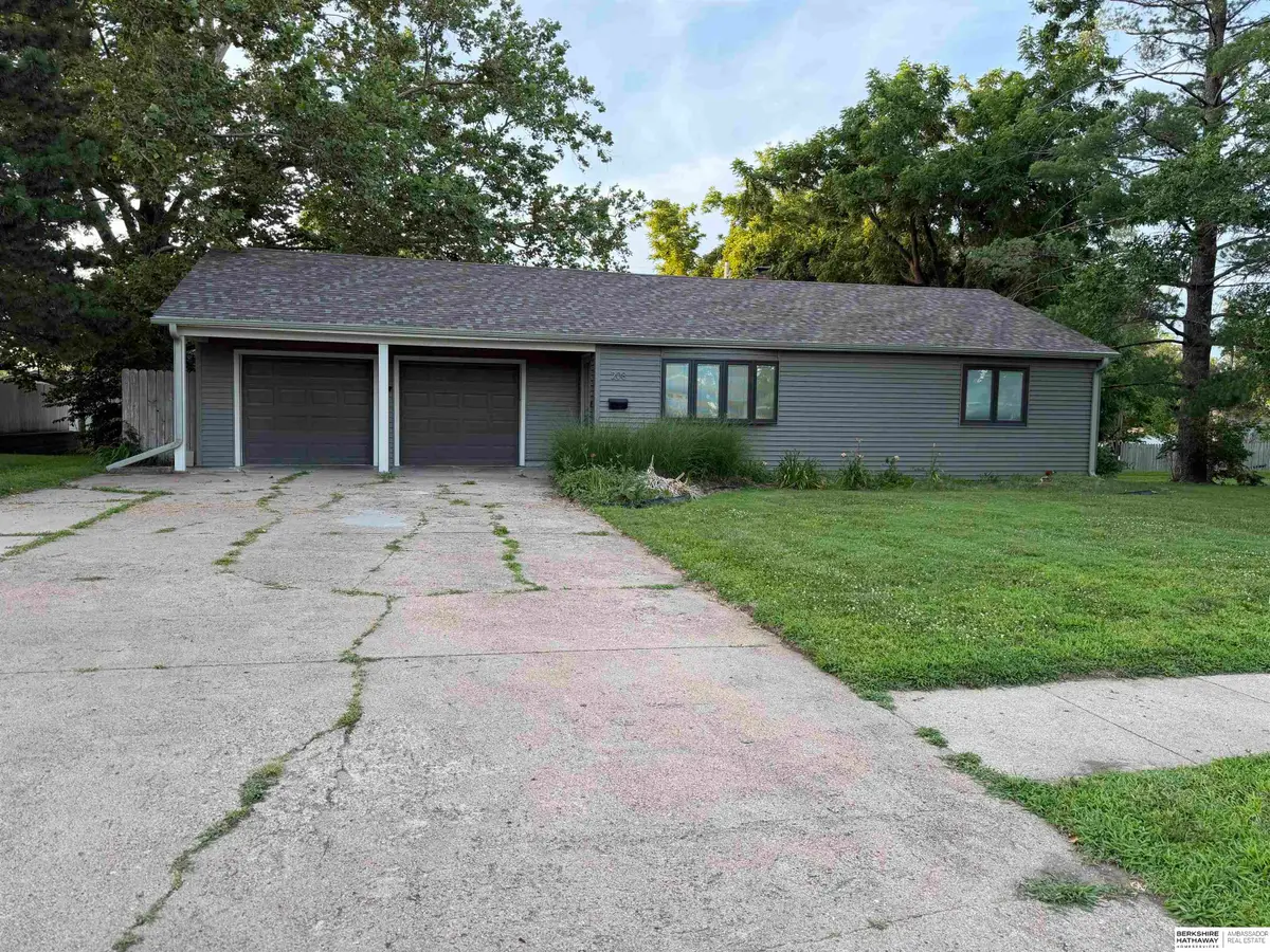 208 Crest Road, Papillion, NE 68046 - #1