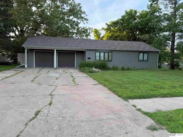208 Crest Road, Papillion, NE 68046