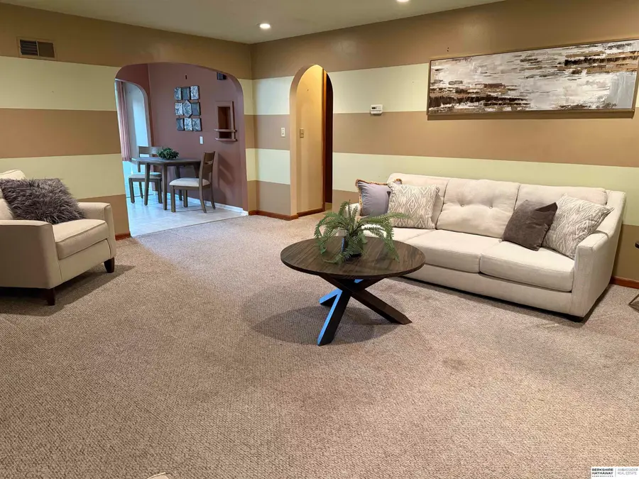 208 Crest Road, Papillion, NE 68046 - #3