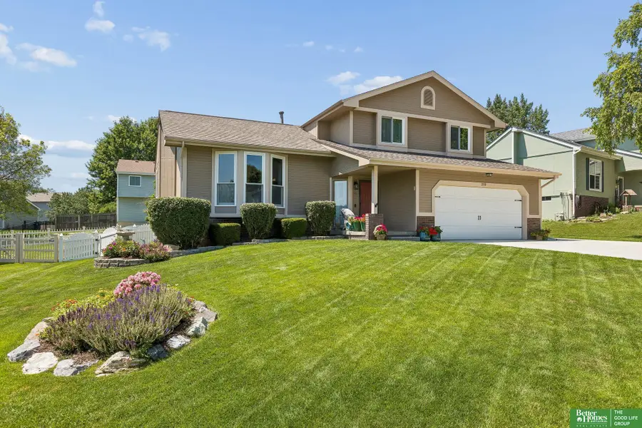 210 Oakwood Drive, Papillion, NE 68133 - #2
