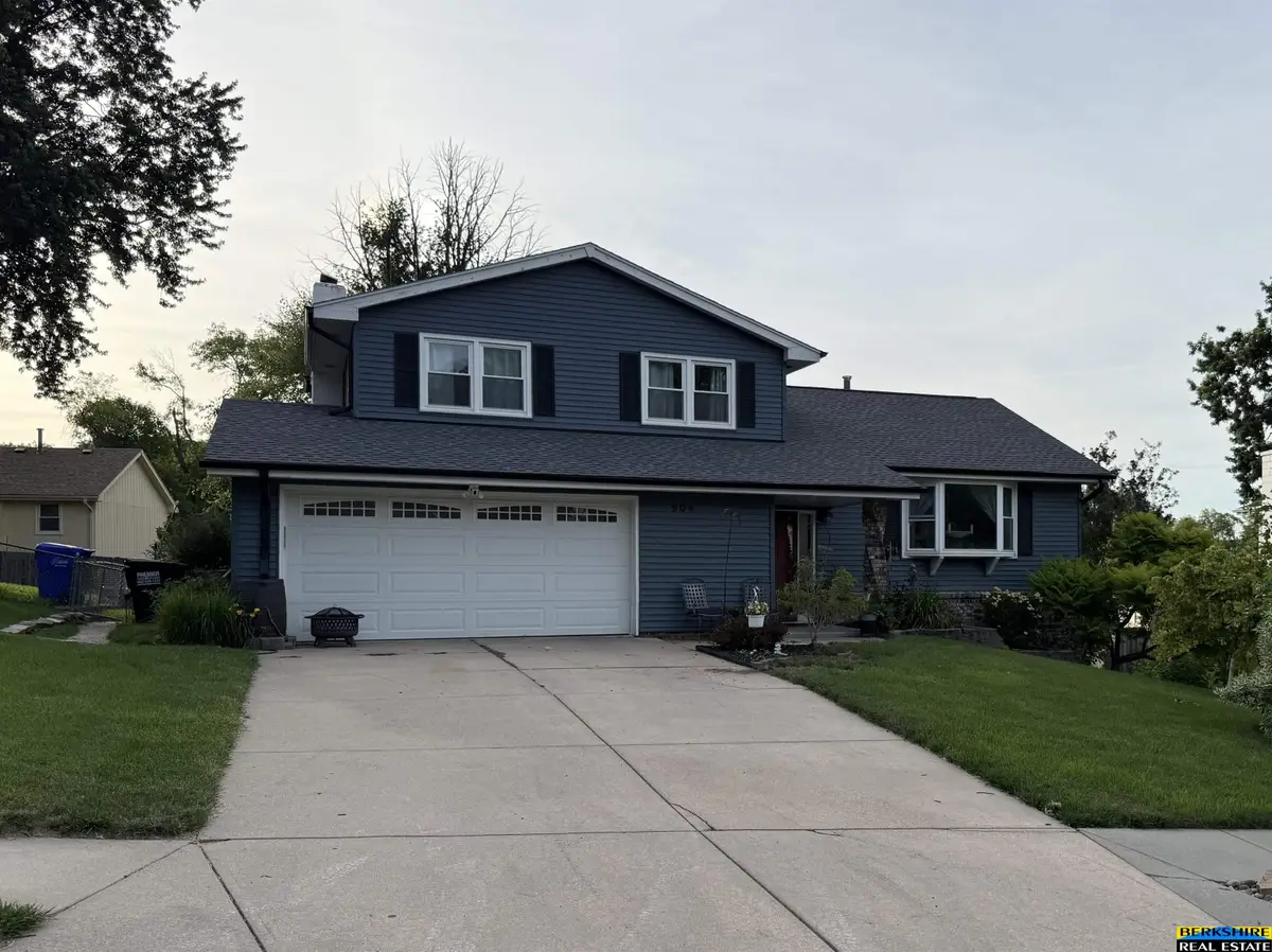 904 W Perry Street, Papillion, NE 68046 - #1
