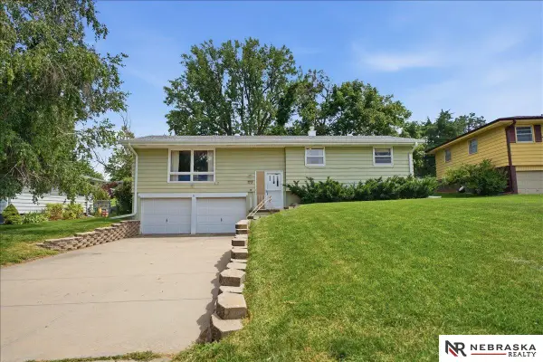 10913 Valley Street, Omaha, NE 68144