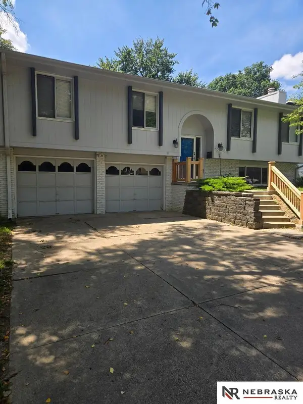 809 Waterford Circle, Papillion, NE 68046