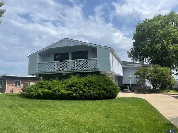 1800 Surfside Drive, Lincoln, NE 68528