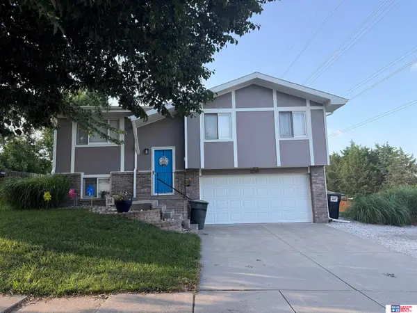 8040 Grand Oaks Drive, Lincoln, NE 68516
