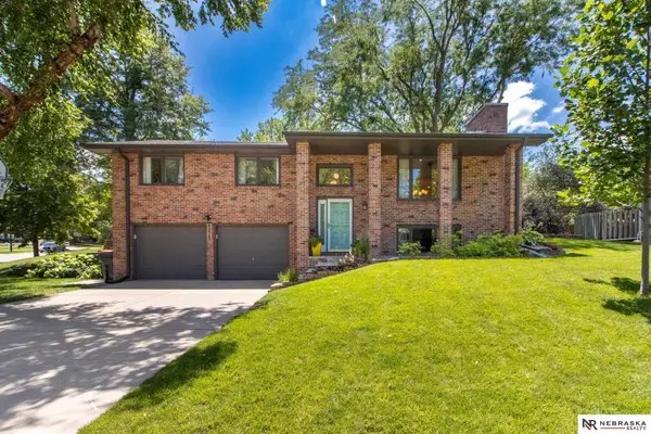 6225 Oakridge Drive, Lincoln, NE 68516