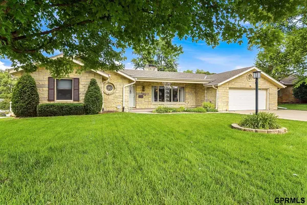 702 72nd Avenue N, Omaha, NE 68114