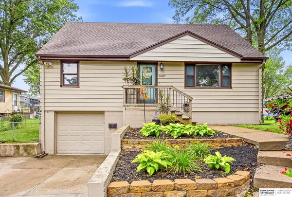 8907 Westridge Drive, Omaha, NE 68124