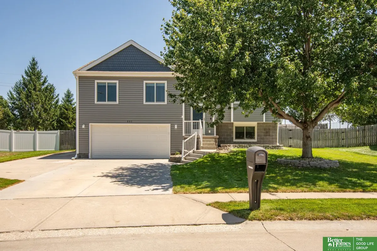 807 Edgewater Drive, Papillion, NE 68046 - #1