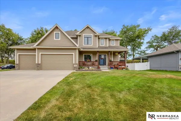 5251 Waterford Avenue Circle, Papillion, NE 68133