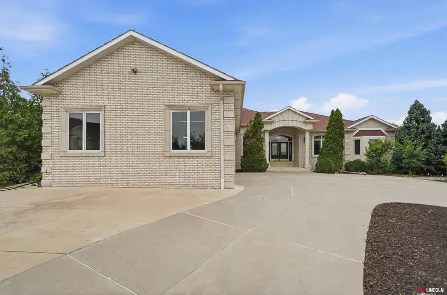 2555 Southview Circle, Lincoln, NE 68512 - #2