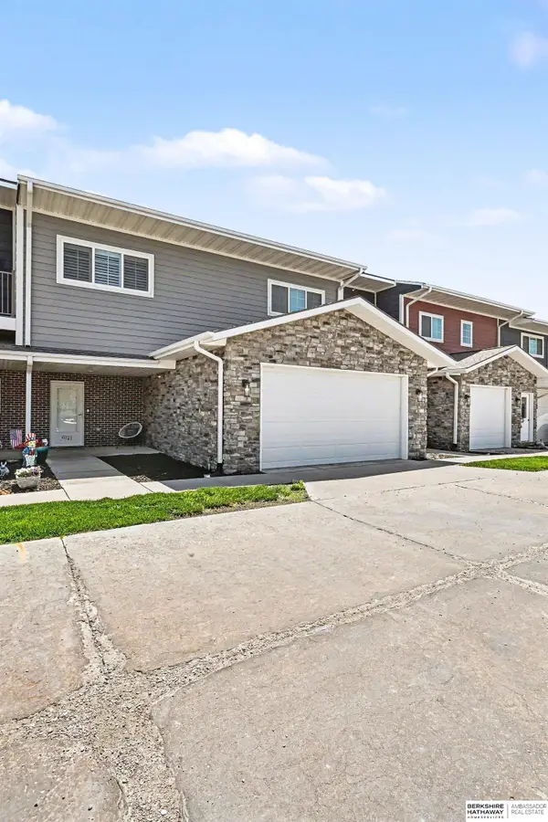 5941 N 158 Court #105, Omaha, NE 68116