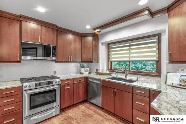 1222 N 101 Circle, Omaha, NE 68114