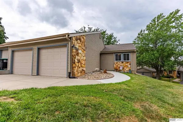 910 S 153rd Court, Omaha, NE 68154