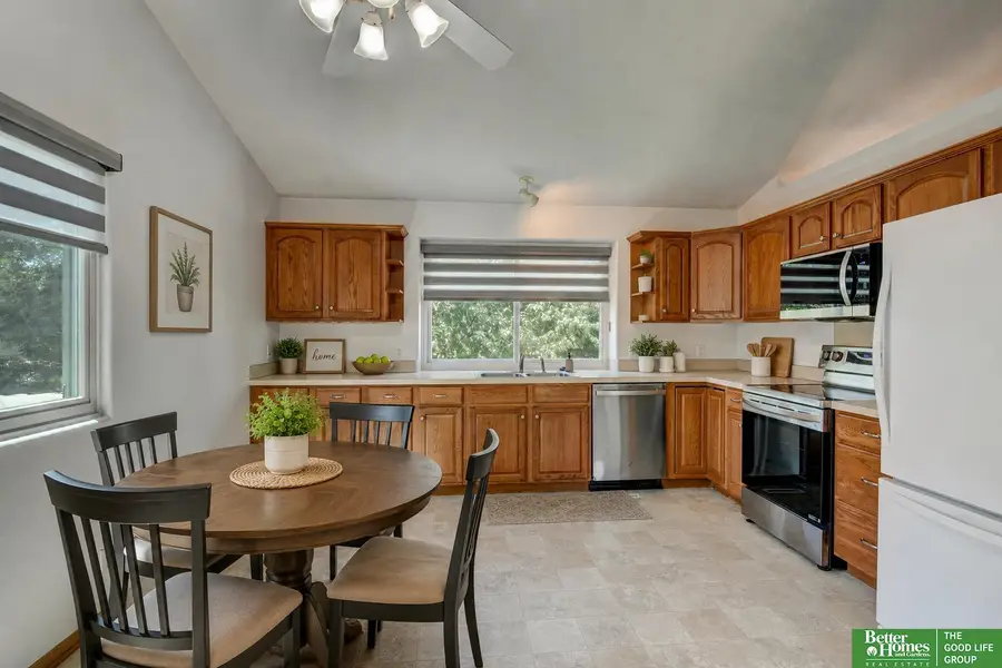 807 Edgewater Drive, Papillion, NE 68046 - #2