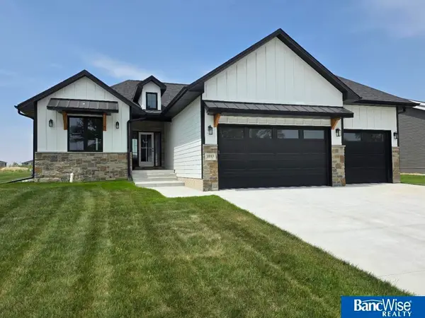 1043 Tuscan Trail, Hickman, NE 68372