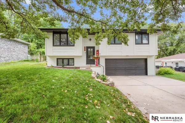5615 Hallcliffe Court, Lincoln, NE 68516