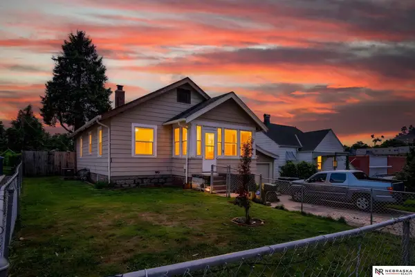 4557 Seward, Omaha, NE 68104