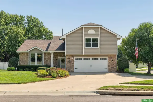 820 Oak Ridge Road, Papillion, NE 68046