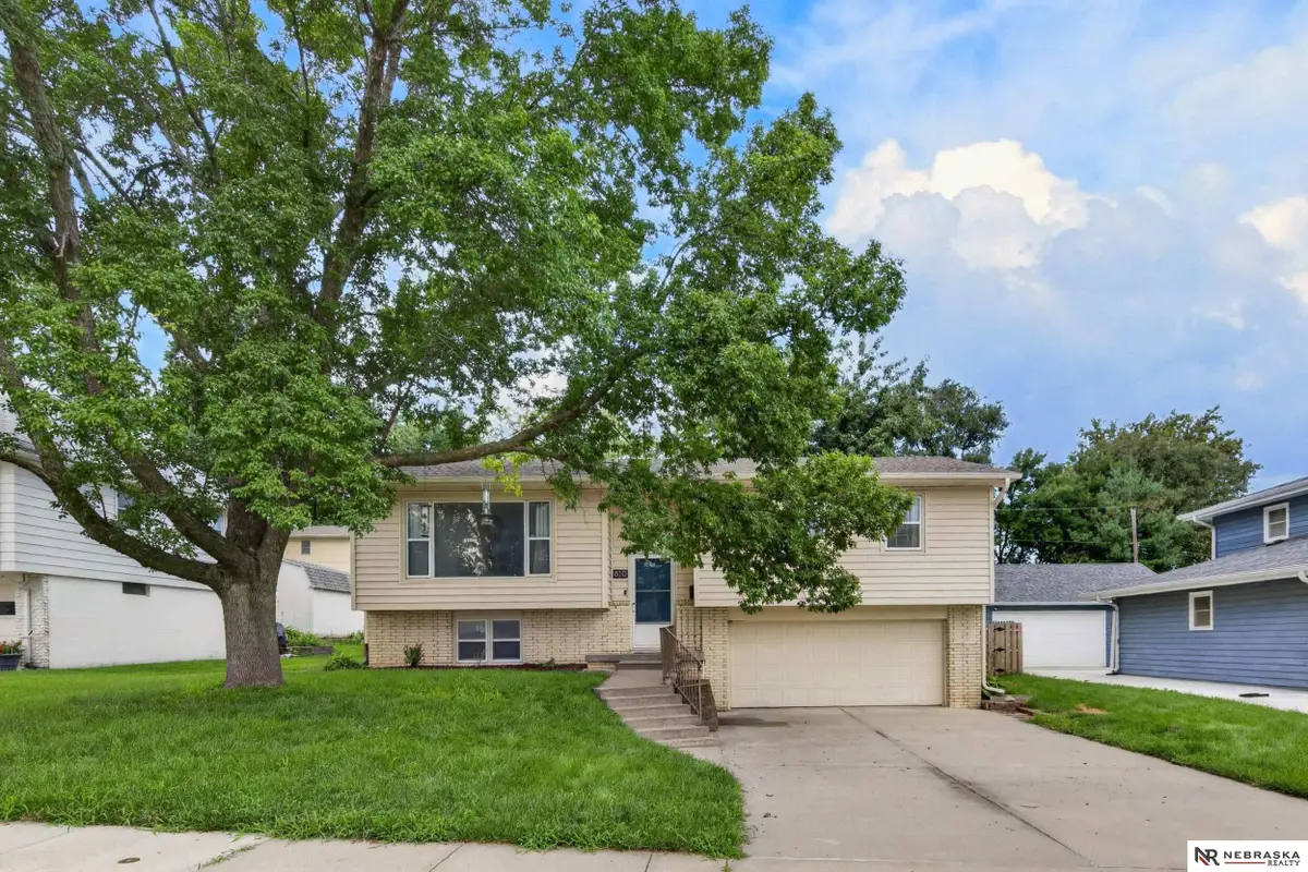 810 S Grandview Avenue, Papillion, NE 68046 - #1