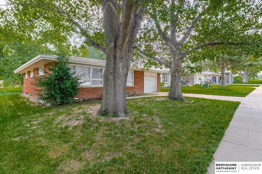 530 Brookside Drive, Lincoln, NE 68528 - #2